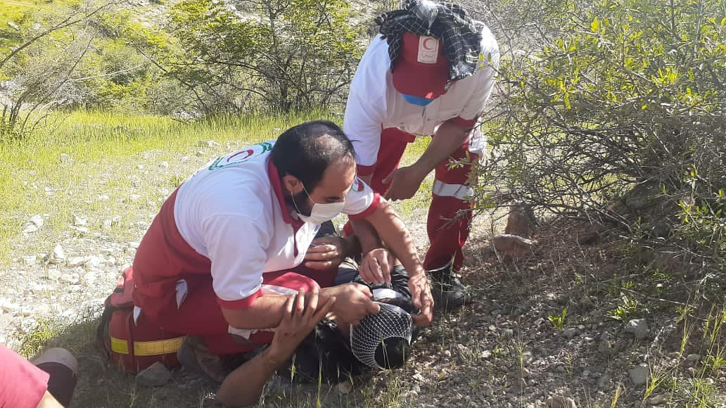 نجات جوان ۳۱ ساله در ارتفاعات هاور توسط هلال احمر